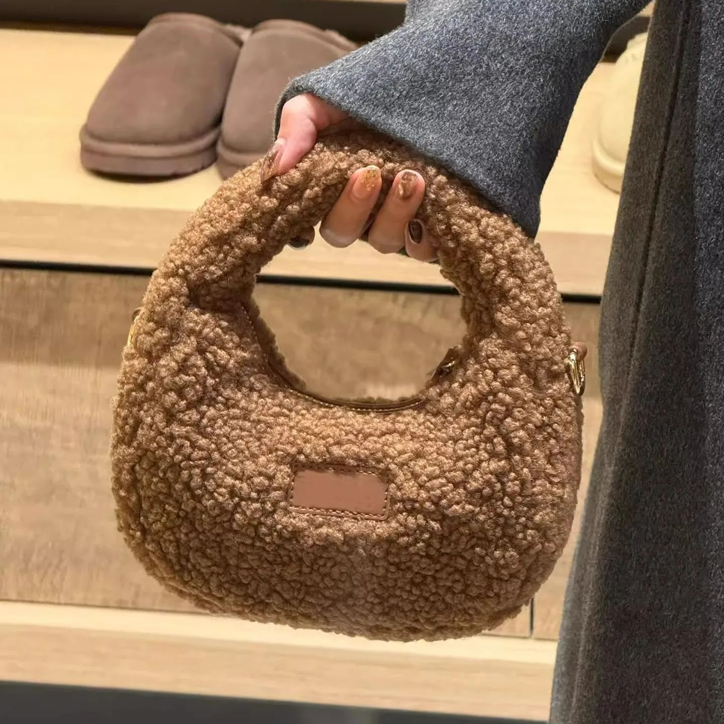 Half Moon Bag Suede - Torebka damska z wełny jagnięcej w
