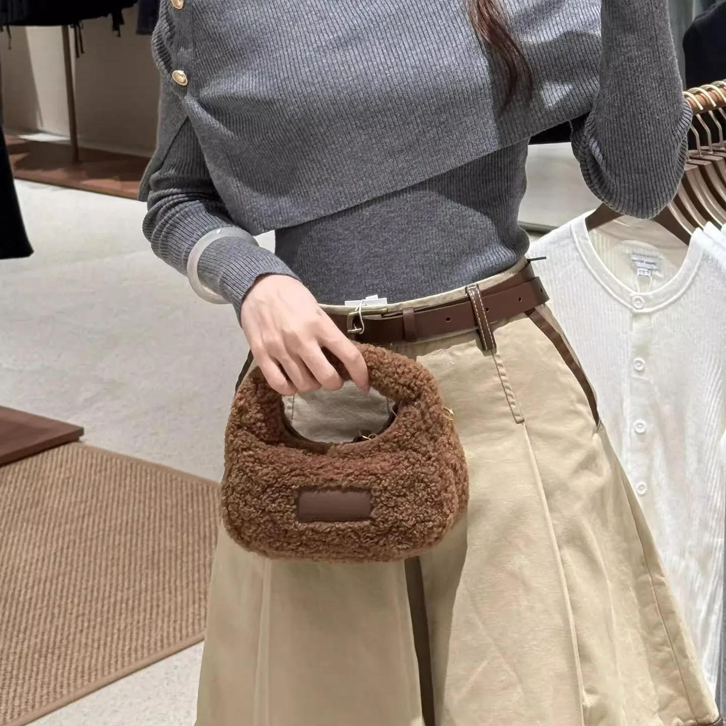 Torebka damska z wełny jagnięc – Half Moon Bag Suede recenzja i cena
