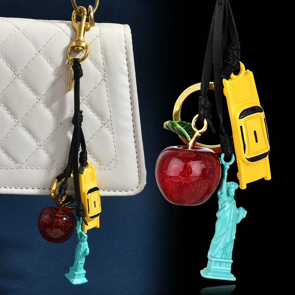 Brelok do torebki ze skóry z m – Luxury Bags New York recenzja i cena