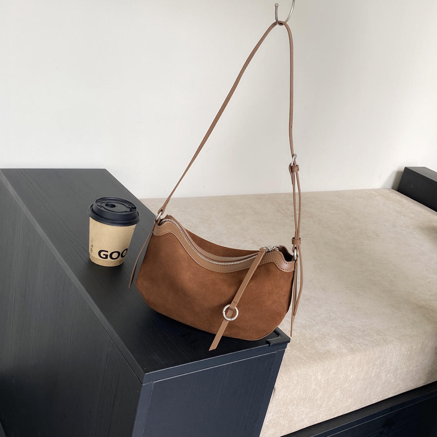 Matowa zamszowa torebka hobo z – Half Moon Bag Suede recenzja i cena