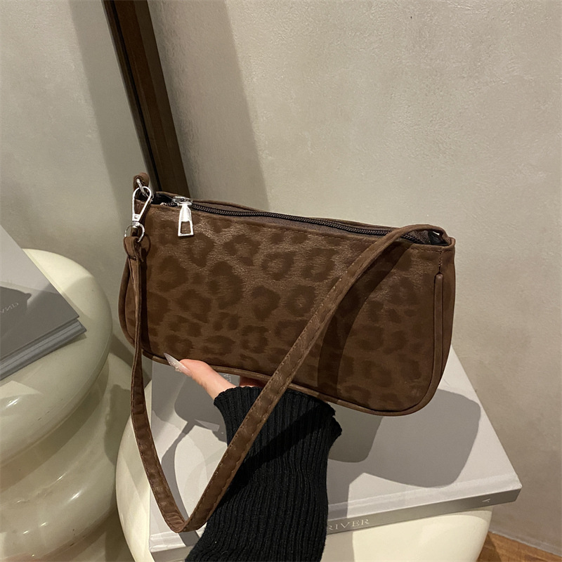 Damska torebka na ramię z pant – Half Moon Bag Suede recenzja i cena