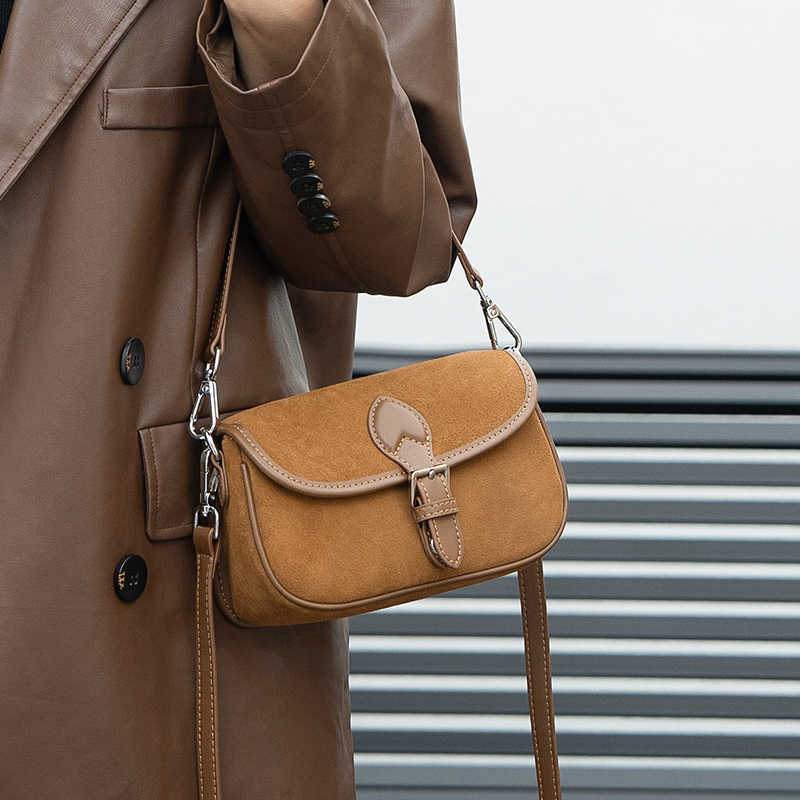 Jesienno-zimowa damska mini to – Half Moon Bag Suede recenzja i cena