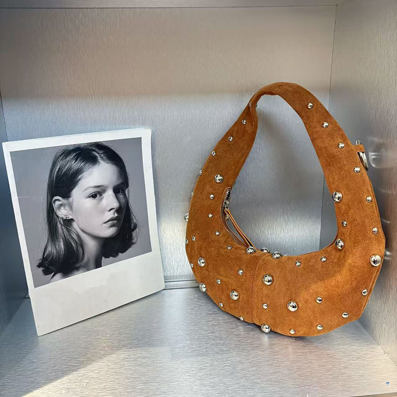 Torebki damskie w stylu vintag – Half Moon Bag Suede recenzja i cena