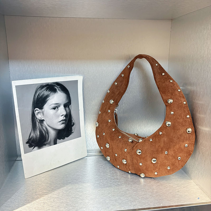 Torebki damskie w stylu vintag – Half Moon Bag Suede recenzja i cena